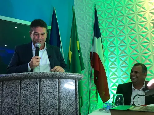 Prefeito de Jitaúna, Patrick Lopes, discursa na Câmara de Vereados do município ao renunciar ao cargo