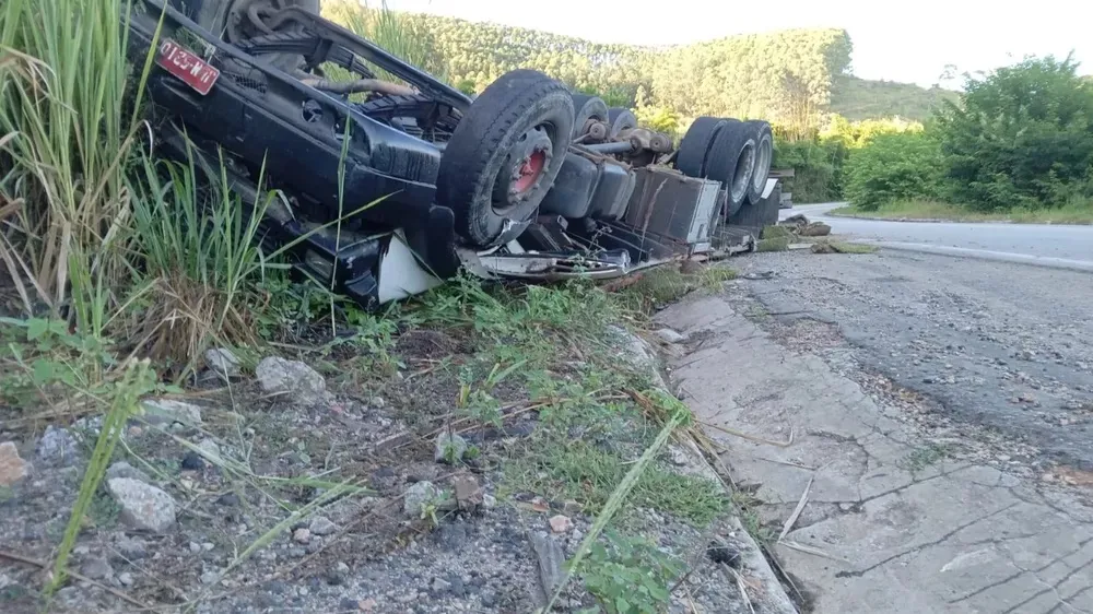 Por volta das 11h30, o caminhão ainda não havia sido removido do local do acidente