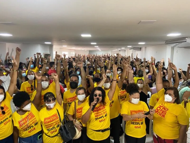 Docentes fizeram nova assembleia na manhã desta segunda-feira (4)