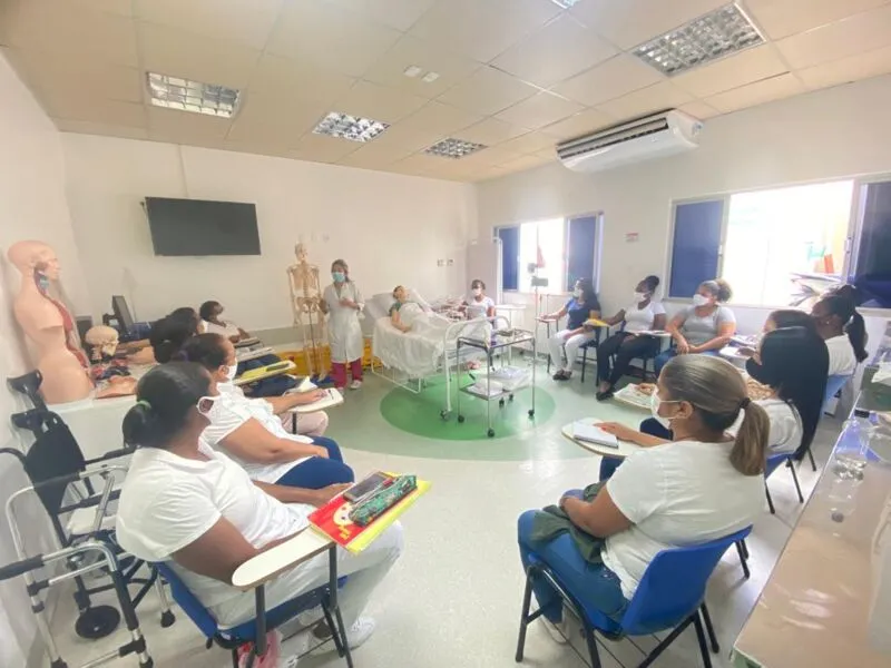 Turma de Cuidador de Idosos durante aula realizada no laboratório de práticas supervisionadas