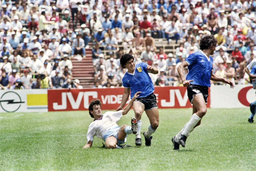 O astro argentino Diego Armando Maradona na partida contra a Inglaterra na Copa do Mundo de 1986
