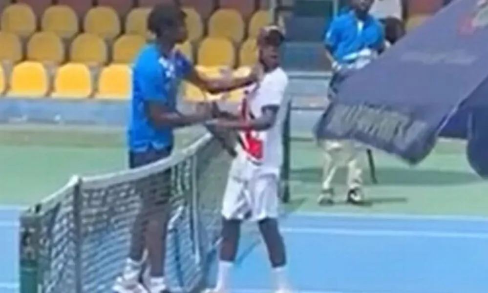 Michael Kouame dá tapa em rival após derrota