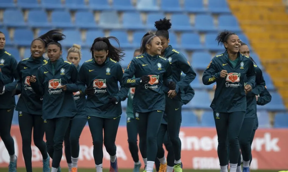A técnica sueca Pia Sundhage realizou uma atividade de 11 contra 11 no treino final
