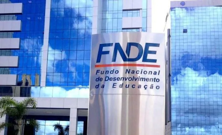 Diretores do FNDE indicados pelo Centrão fizeram compras suspeitas