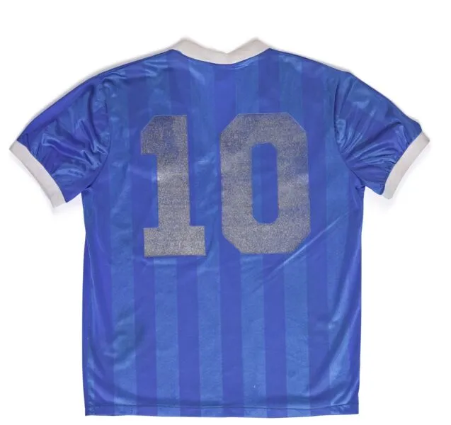 A camisa azul com o número 10 nas costas irá a leilão online a partir do dia 20 de abril