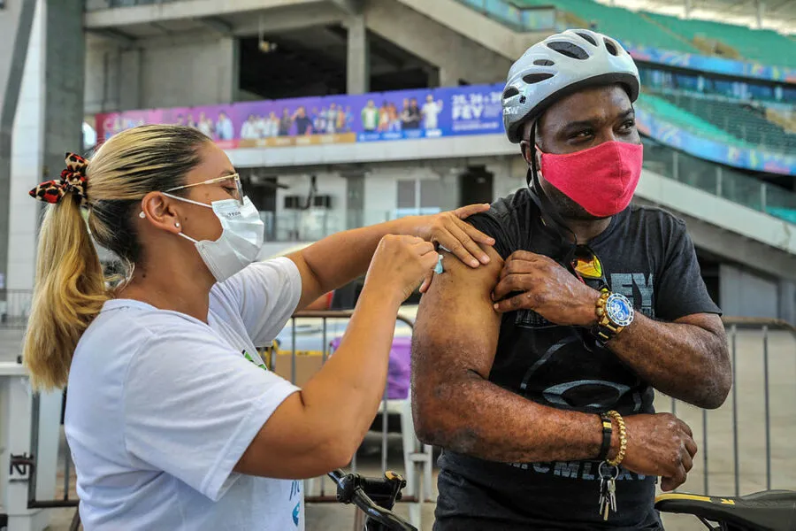 Para terem acesso à imunização contra a covid-19, os interessados devem estar com o nome no site da Secretaria Municipal da Saúde