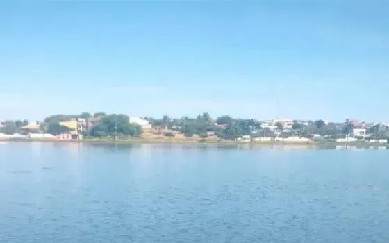 Washington de Oliveira Lopes, que acompanhava a vítima conseguiu nadar até a orla e foi socorrido