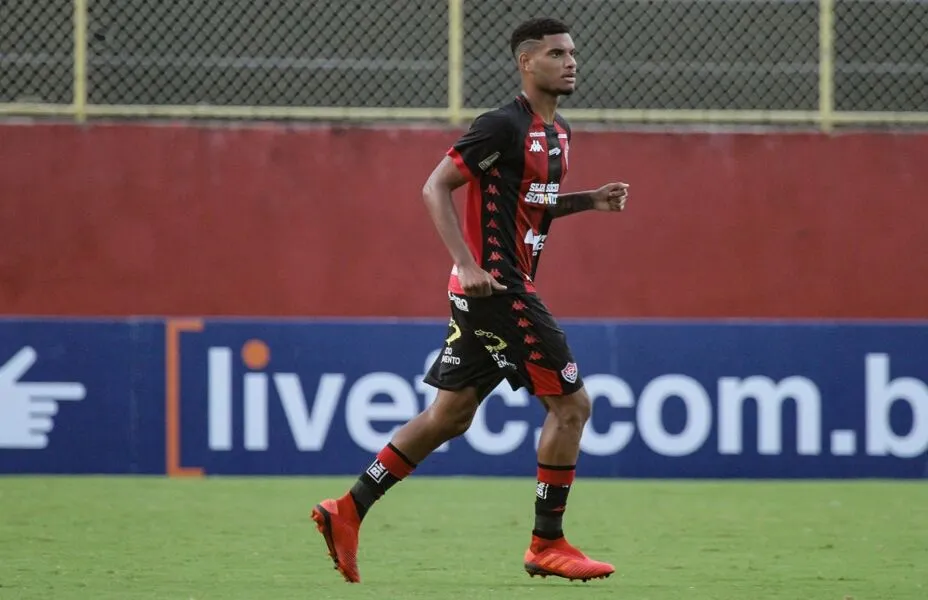 John chegou ao time principal do Vitória em 2020, mas foi emprestado logo na sequência