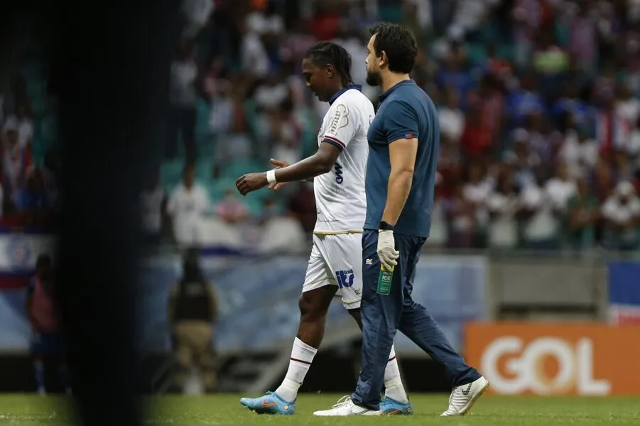 Atacante deixou o gramado com dores, aos 12 minutos do segundo tempo, contra o Cruzeiro