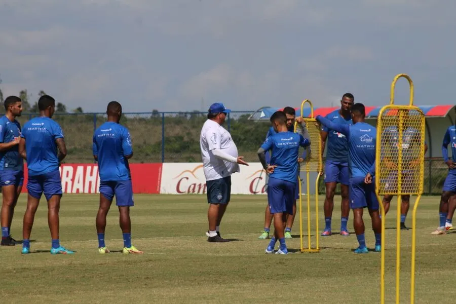 Guto Ferreira comanda treino do Bahia na manhã desta quarta