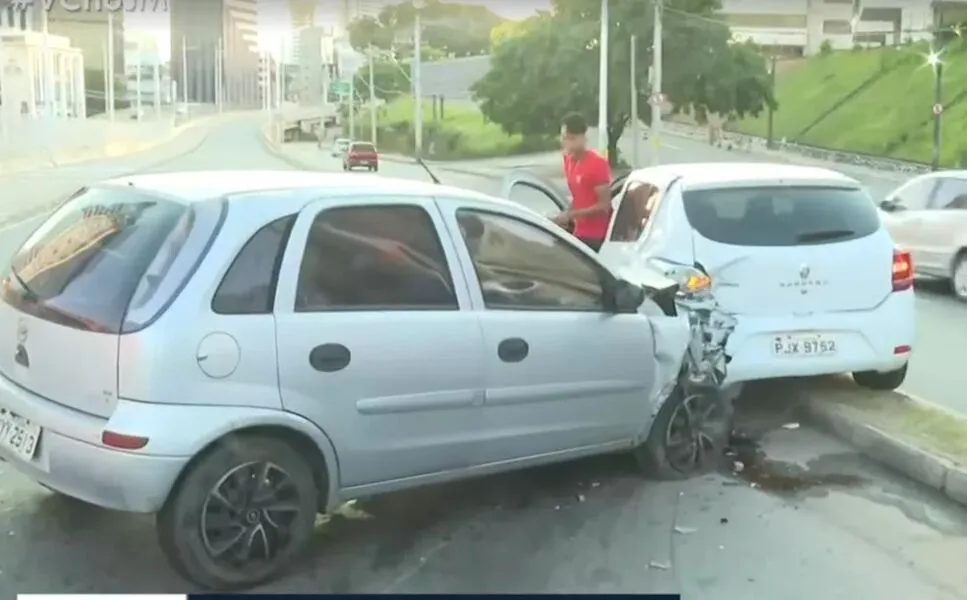 Um dos veículos fazia transporte por aplicativo e estava com passageiro