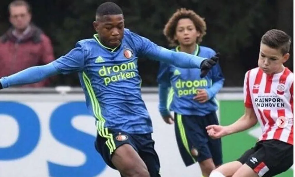 Zépiqueno Redmond (de azul), jogador do Feyenoord