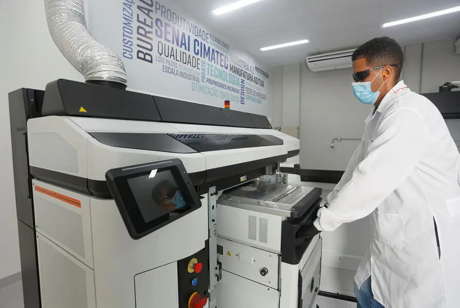 Gabriel  opera impressora 3D no Cimatec