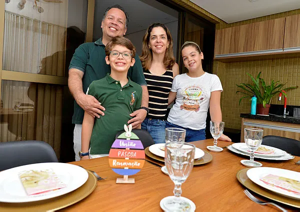 A Dra. Adriana Barreto Bonfim, o marido  Marcos e os filhos Daniel e Letícia