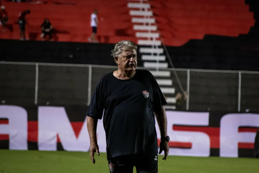 Treinador também disse que tem jogadores experientes que precisam "render mais"