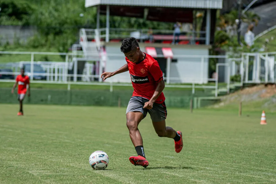 Geninho aplicou treinos técnicos e táticos ao grupo do Vitória nesta segunda