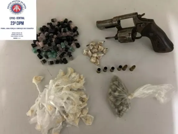 Drogas e revólver apreendidos durante ação da PM em Salvador