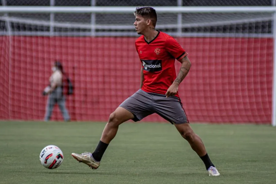 Geninho e Carlito Macedo comanda treino tático na toca do leão.