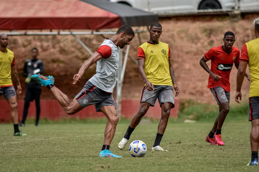 Atacante Santiago Trellez ajusta pontaria em treino do Vitória na Toca