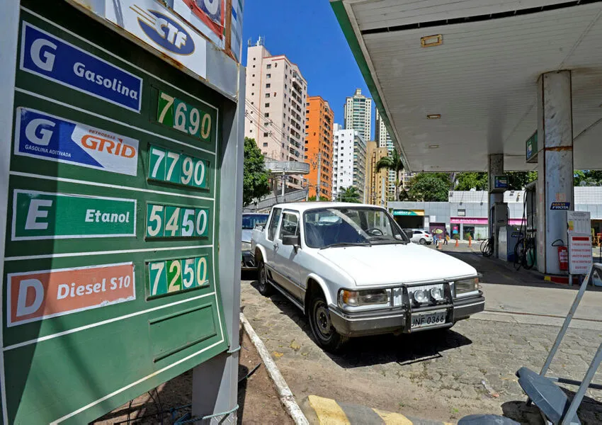 Alta da gasolina é explicada pela valorização do dólar e reajuste feito em março