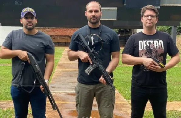 O secretário especial da Cultura, Mario Frias, posa armado ao lado de Eduardo Bolsonaro e do ex-PM André Porciuncula