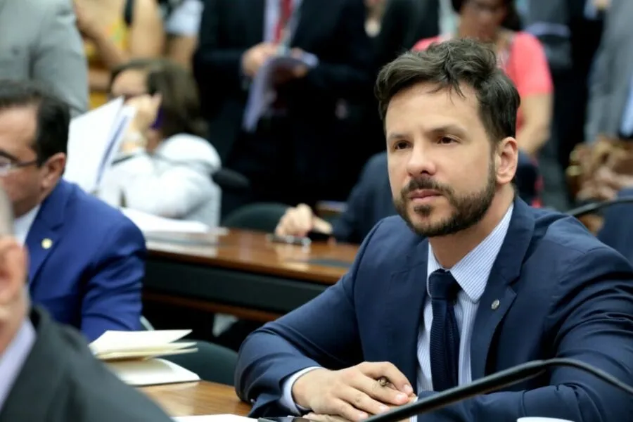 Parlamentar prestou queixa na delegacia