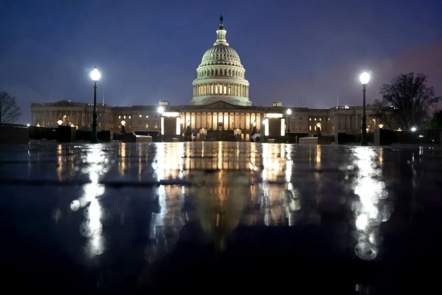 Funcionários e pessoas nos edifícios próximos foram obrigados a sair