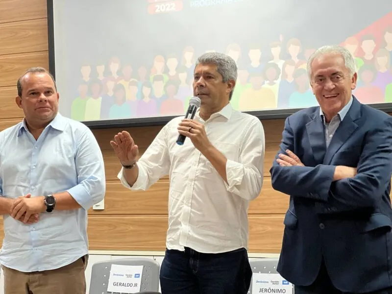 Os três pré-candidatos da chapa majoritária seguem em caravana por municípios da Bahia