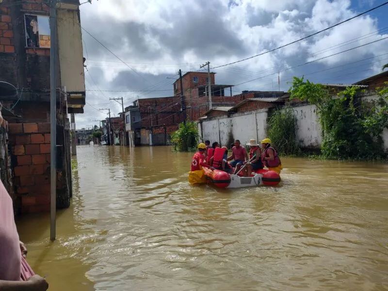 A região ficou alagada com a chuva que incide na cidade desde o último final de semana