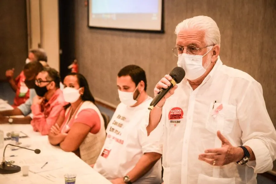 Para Éden Valadares (o segundo à esquerda), Jaques Wagner deu início a uma era de liberdade, democracia e justiça social