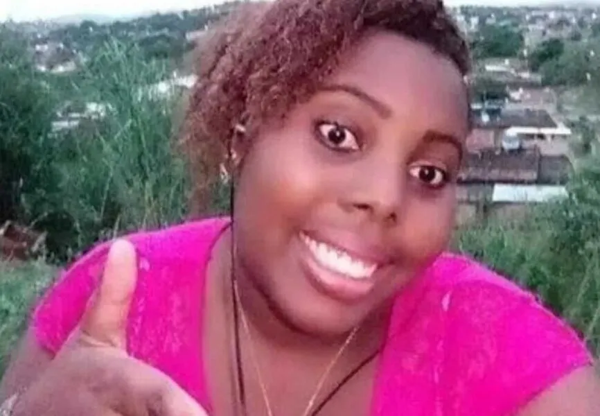 Uma perícia inicial encontrou duas marcas de tiros no rosto da cantora