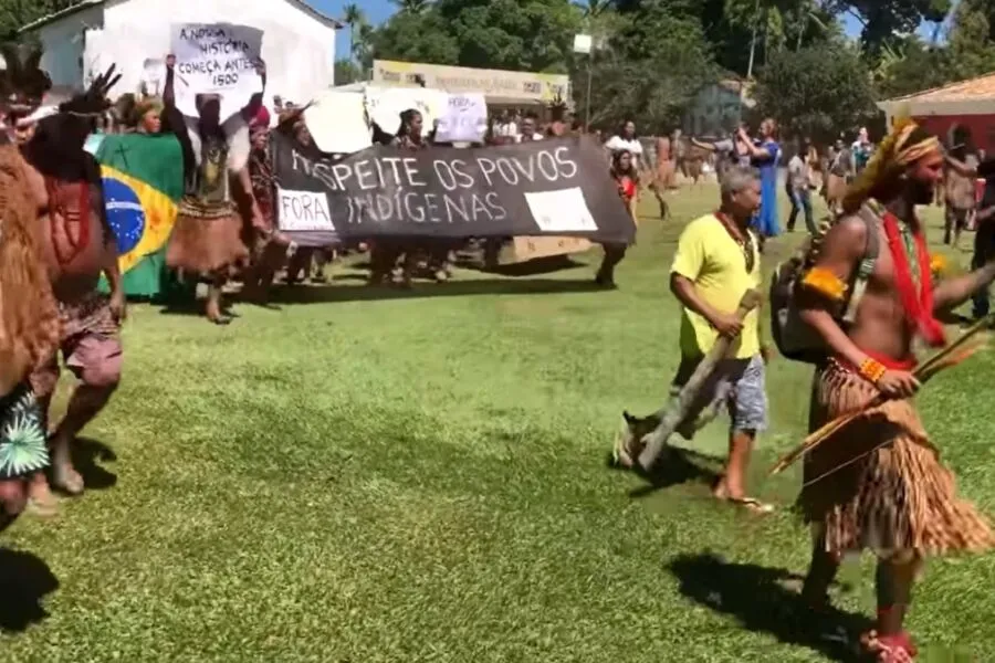 Manifestantes chegaram a derrubar cercados em espaço que foi delimitado para evento com presidente