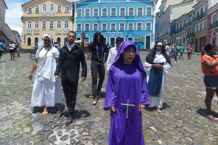 Rowena Ferri (em primeiro plano), seguida por outros personagens da peça, é a mítica mulher de roxo