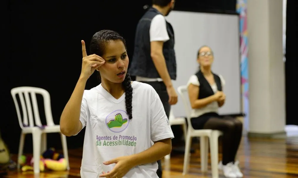 A Língua Brasileira de Sinais constitui ainda importante ferramenta para a inclusão social.