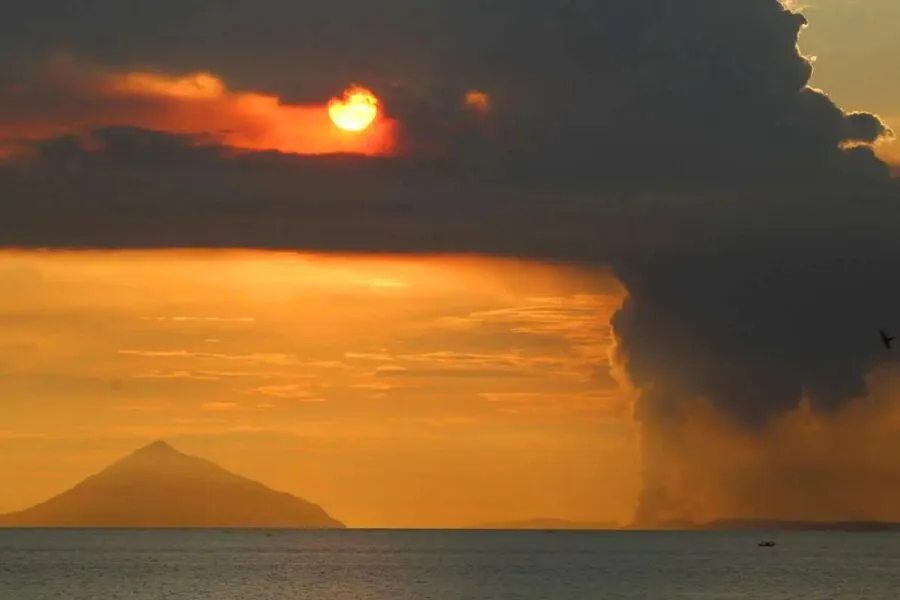 Nuvem de cinzas vulcânicas foi lançada a mais de 3.000 metros no céu