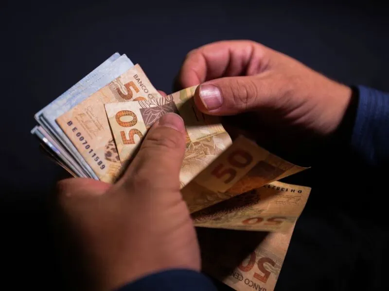 Com crise sanitária em curso, rendimento baixou para R$ 26.899 entre os trabalhadores mais ricos