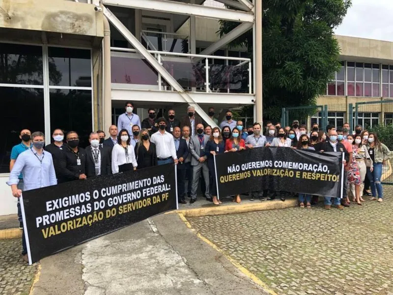 Policiais Federais em frente à Superintendência da Polícia Federal