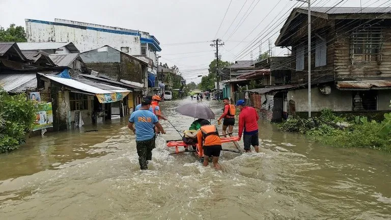 Policiais retiram moradores da cidade de Abuyog, sul das Filipinas