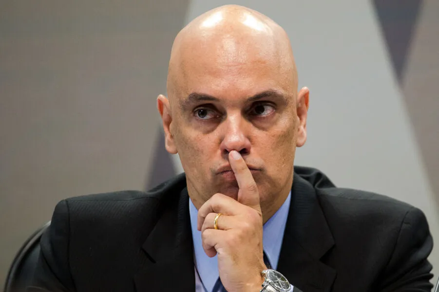 Alexandre de Moraes deu o mesmo prazo de 48 horas para que a defesa de Silveira explique o descumprimento do uso de tornozeleira eletrônica pelo deputado