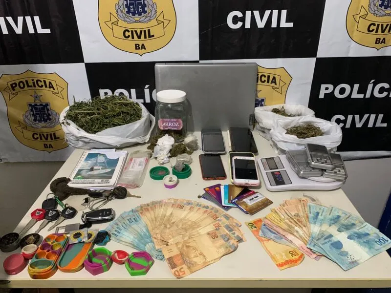 Foram apreendidos R$ 8 mil em espécie, 1,5 quilo de maconha, droga sintética, uma balança, material para armazenar entorpecentes, cartões, caderno de anotações do tráfico e uma motocicleta