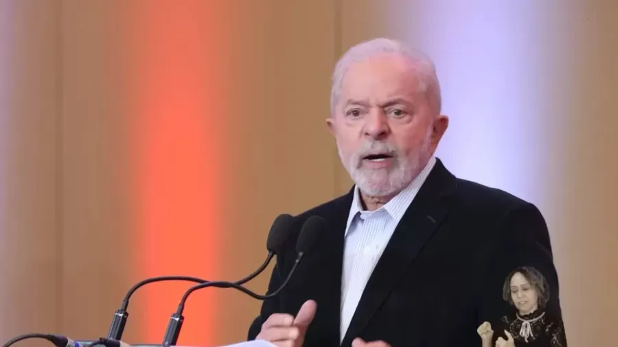 Ex-presidente Lula em entrevista a youtubers e veículos independentes nesta terça-feira, 26