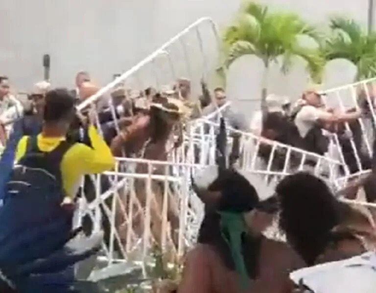 Segundo o governo, indígenas tentaram invadir prédio