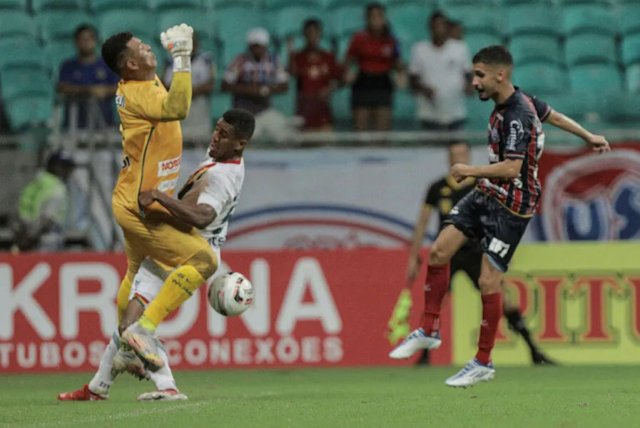 Daniel dividiu a bola com os zagueiros do Sampaio e chutou duas vezes para marcar o gol