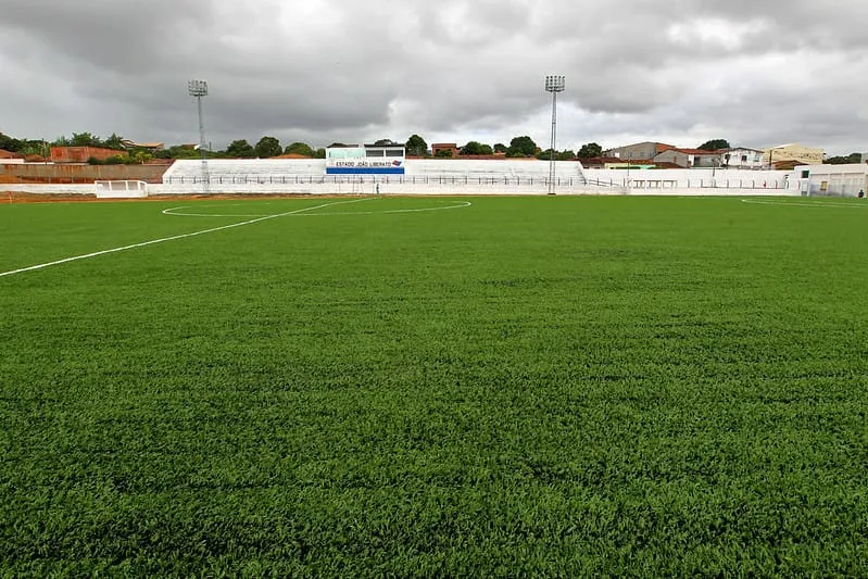 As areninhas são compostas por campo society de grama sintética, com alambrado e vestiário