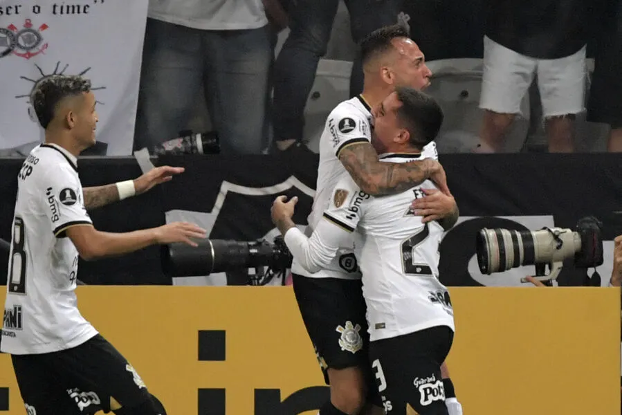 Volante marcou os dois gols do triunfo de 2 a 0