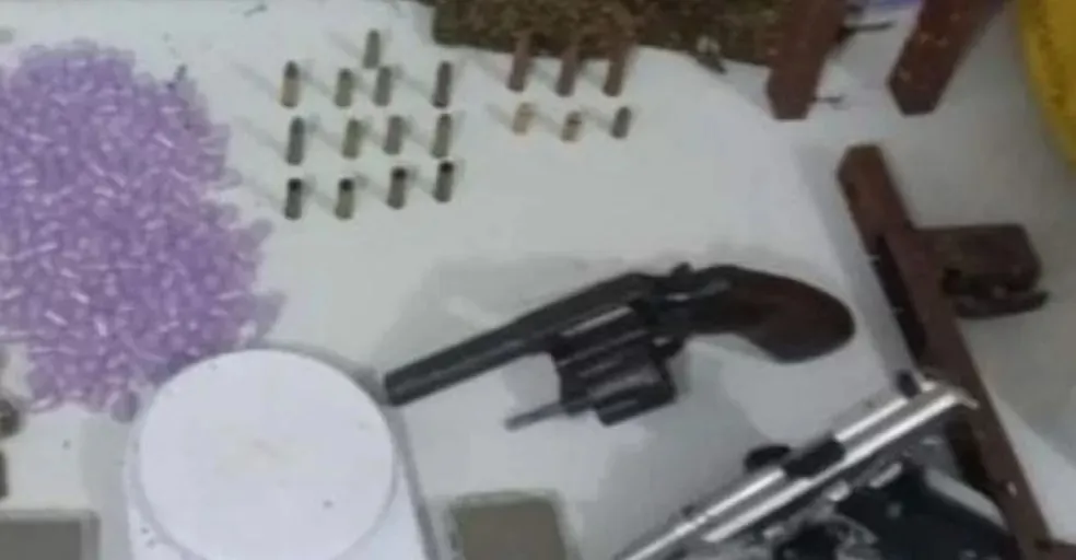 Agentes apreenderam drogas, armas e munições
