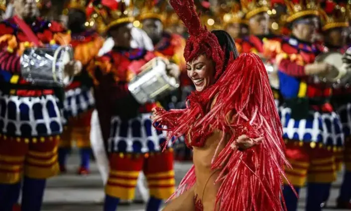 Atriz Paolla Oliveira, rainha de bateria, no desfile da Grande Rio 2022