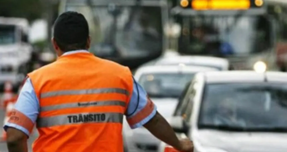 Há óleo na via, e o trânsito está lento na região