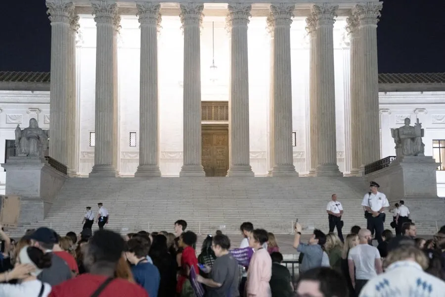 Após decisão ser vazada, centenas de pessoas se manifestaram na frente da sede da Corte, em Washington