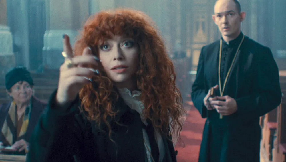 Cena da segunda temporada da série Boneca Russa, de Natasha Lyonne